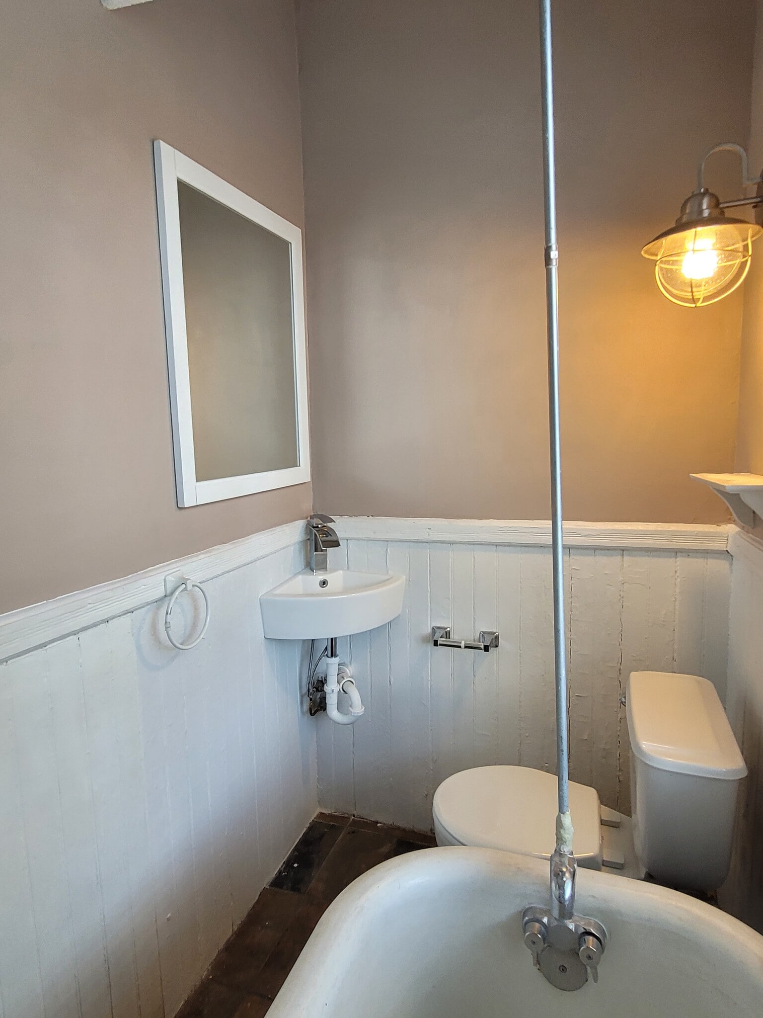 Bathroom - Original clawfoot bathtub/shower & Levolor blinds - 1215 Java Pl
