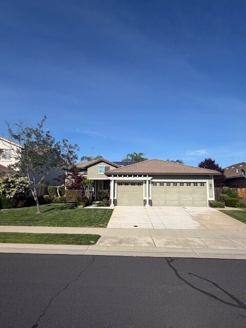 Building Photo - Beautiful 4 Bedroom with a large Pool! Located in Roseville close to a park!