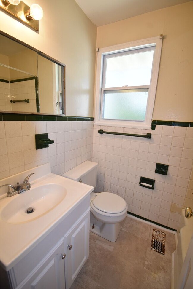 Building Photo - 486 McBain Dr