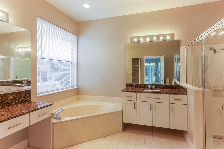 Building Photo - 12020 Glenmore Dr