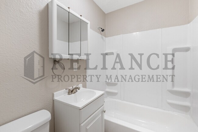 Building Photo - 726 S Bonn St