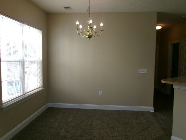 Building Photo - 3 bedroom, 2 bath condo located in Fountain Pointe