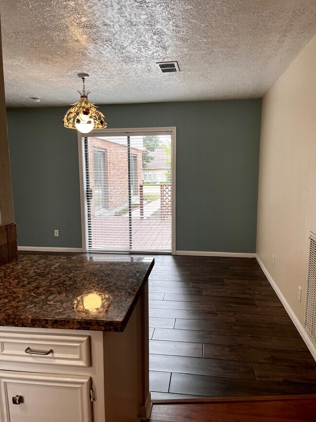 Building Photo - 2600 Arbor Dr