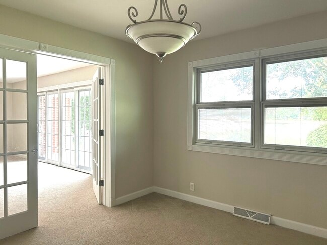 Building Photo - 1402 Lakeview Dr