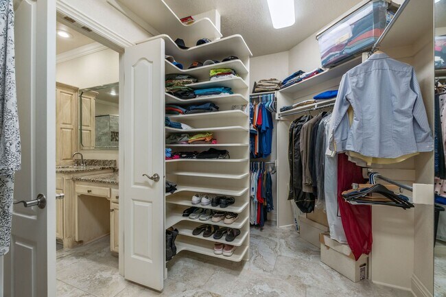 Building Photo - Luxury Living