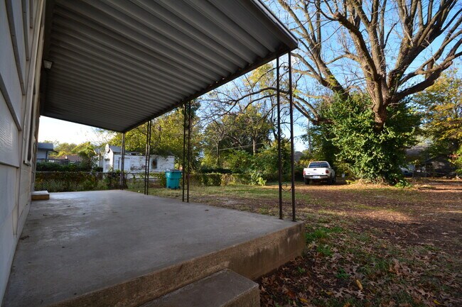 Building Photo - 3 Bedroom Home with lots of EXTRAS