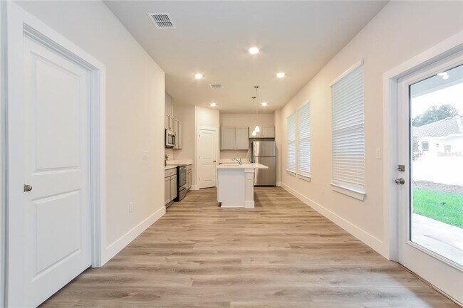 Building Photo - 804 E Voorhis Ave