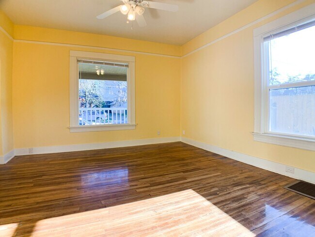 Building Photo - Adorable 3bdrm Home in Great Neighborhood! Lovely Yard!