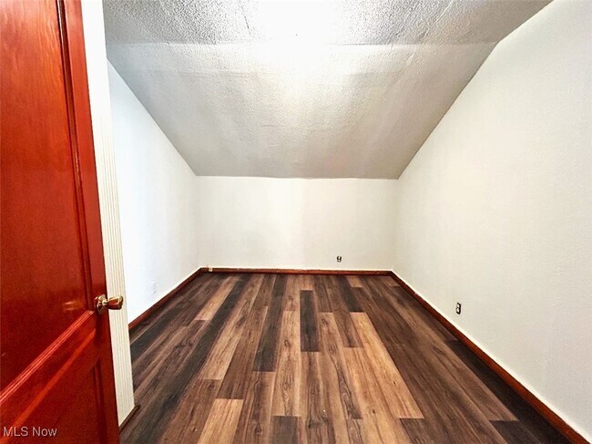 Building Photo - 828 Cove Rd