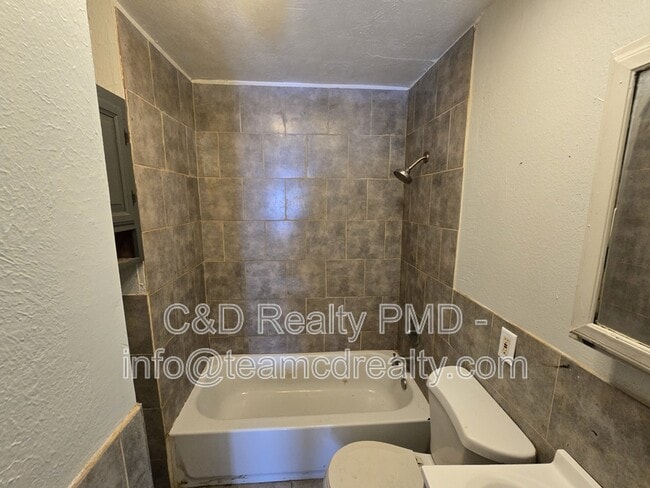 Building Photo - 13701 Benwood Ave