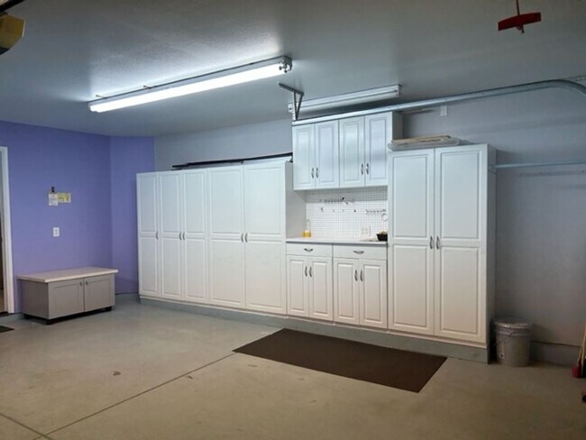 Building Photo - 4053 Sunset Ln