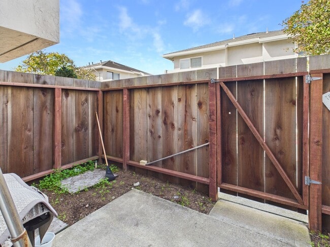 Building Photo - 2 bedroom condo in Marina available for rent