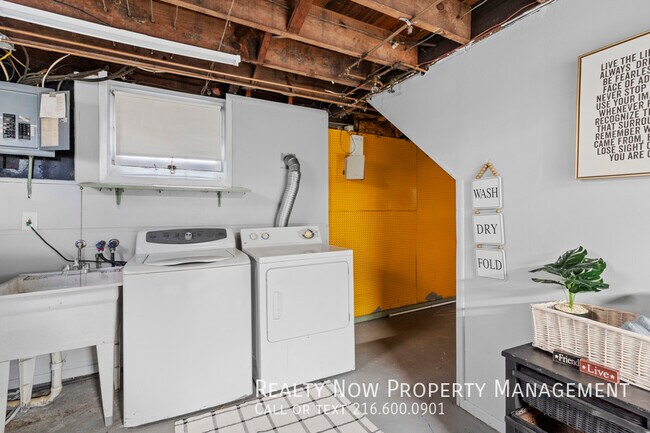 Building Photo - 3276 Tullamore Rd