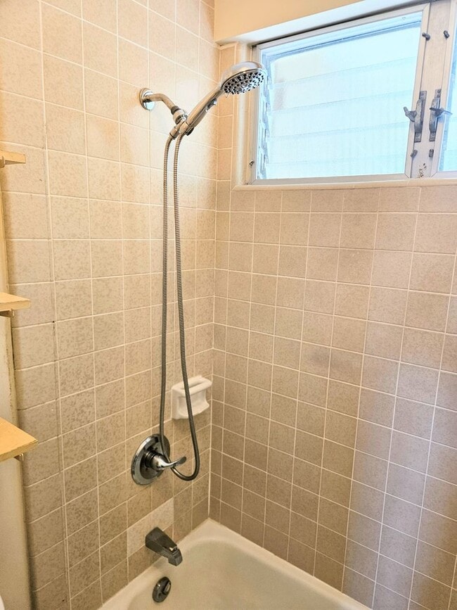 Building Photo - Waialae Gardens Spacious 1 Bedroom 1 Bathr...