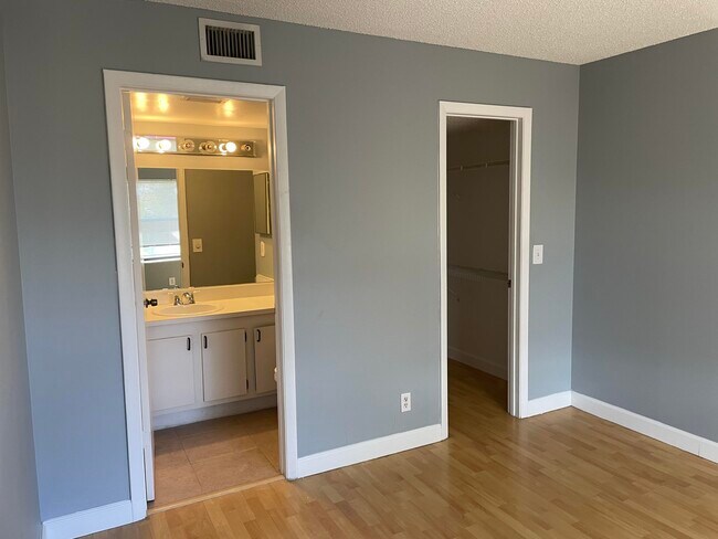 Building Photo - 6832 Palmetto Cir S