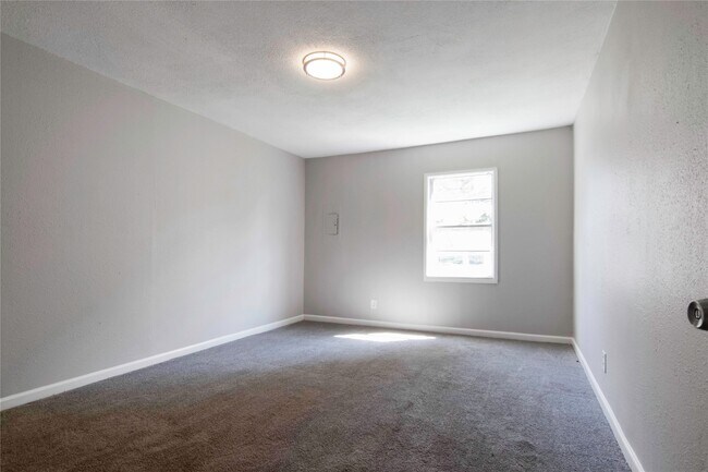 Building Photo - 504 Billington St