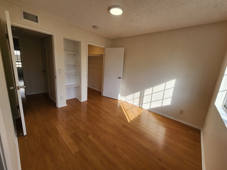Building Photo - 1118 N Kenmore Ave