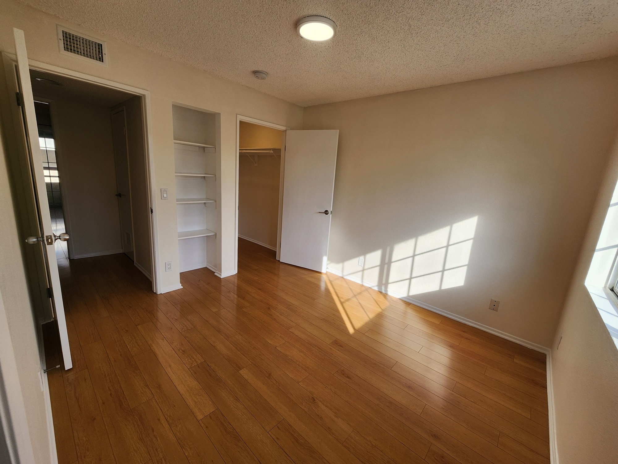 Building Photo - 1118 N Kenmore Ave