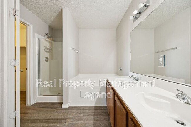 Building Photo - 2900 Sheridan Ln