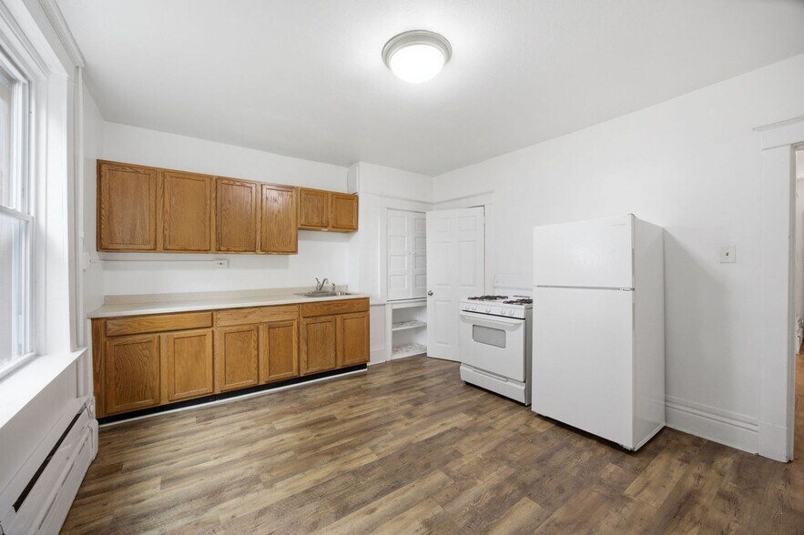 Building Photo - 225 Luray St