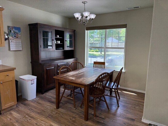 Building Photo - Fantastic 3 Bed/2.5 Bath Single Family Home in SE Bend