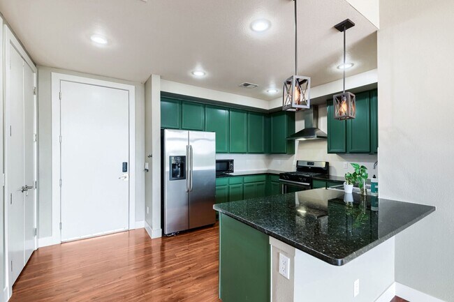 Building Photo - 1 MONTH FREE!!!!! 2bd/2ba Top Floor Condo in Congress Park - Available 8/7!