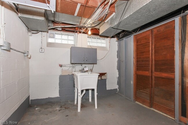 Building Photo - 15305 Rockside Rd