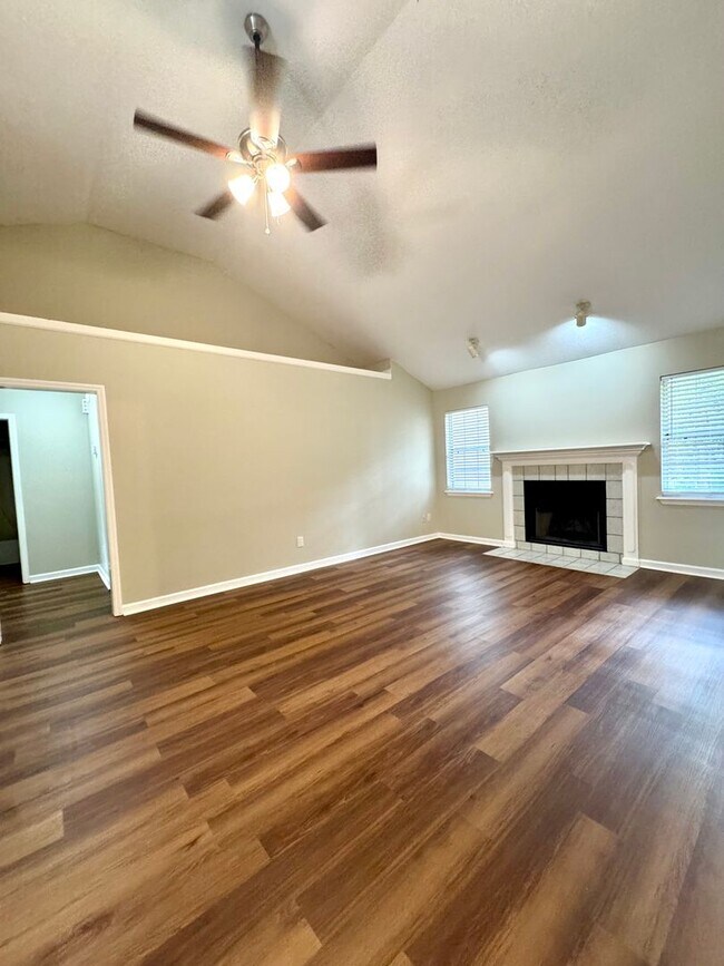 Building Photo - Your Private Retreat 3 Bedroom 2 Bath RentalAwaits!