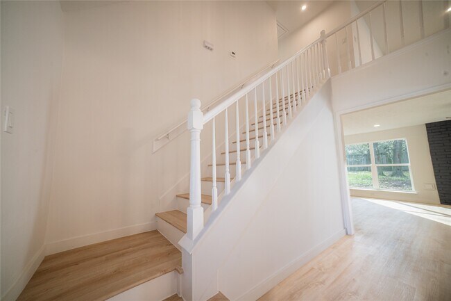 Building Photo - 3547 Glenwood Springs Dr