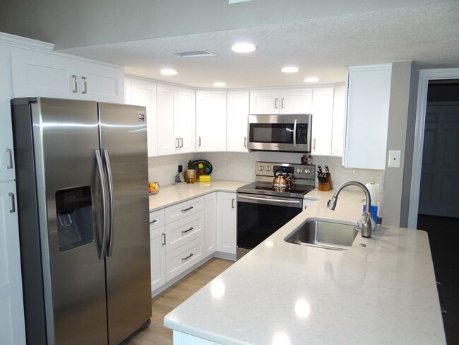 Building Photo - 3 bed 2.5 bath home only 1.5 miles to the ...