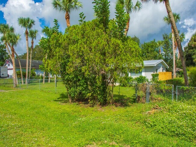 Building Photo - 7502 Pacific Ave