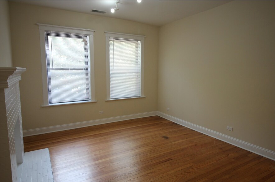 Living Room - 6718 N Lakewood Ave