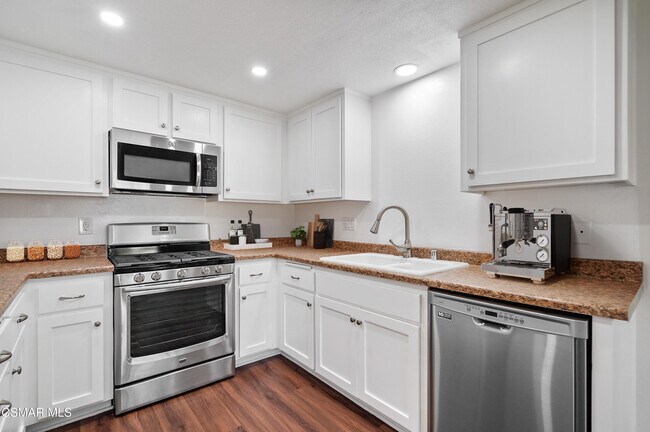 Building Photo - 1766 E Avenida De Las Flores