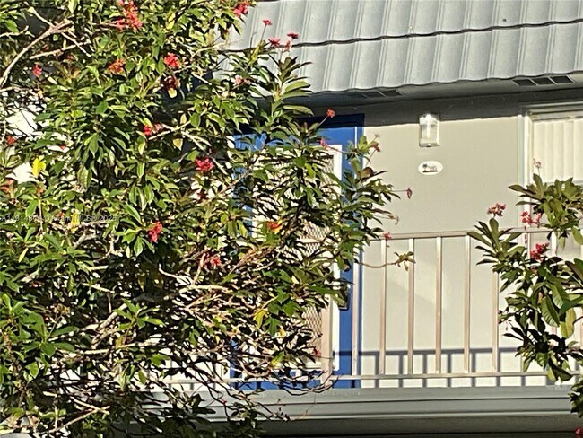 Building Photo - 516 Saxony Dr