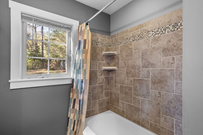 Building Photo - 1 Bedroom 1 Bath Duplex in the Heart of Auburn