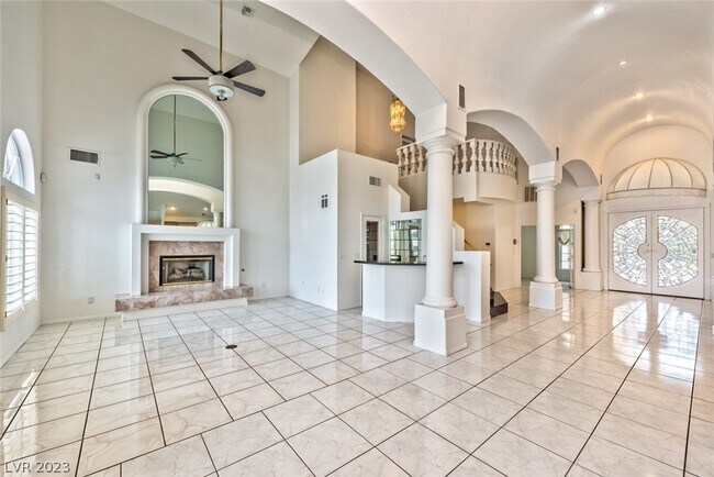 Building Photo - 2740 N Lakecrest Dr
