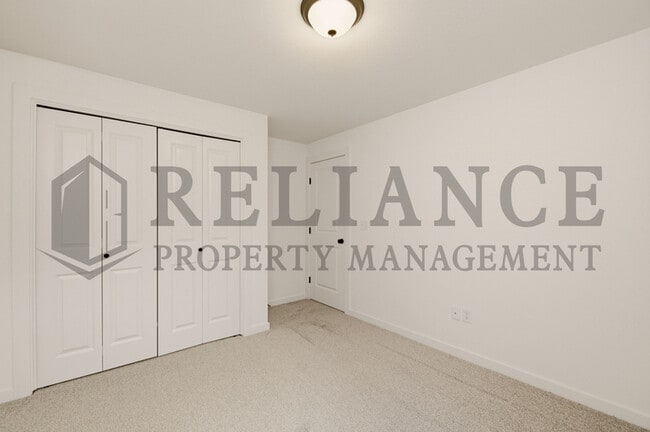 Building Photo - 5240 N Pinecrest Ct