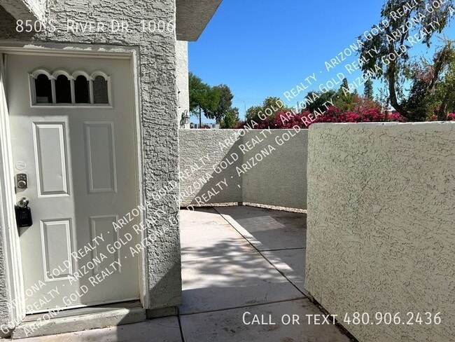 Building Photo - 850 S River Dr