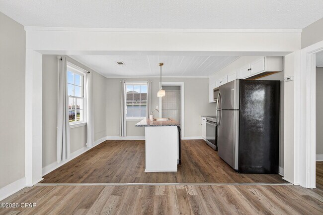 Building Photo - 1114 McKenzie Ave