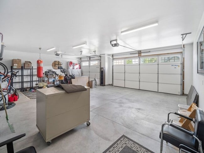Building Photo - Fully Furnished Luxury 3-Bed, 2-Bath Home ...
