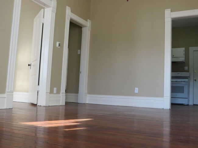 Building Photo - February - One Bedroom Cottage House in the Heart of Downtown (West Central, Downtown)