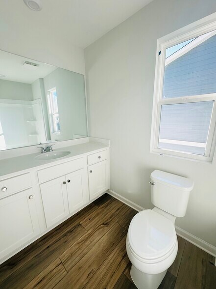 Building Photo - 853 York Aly