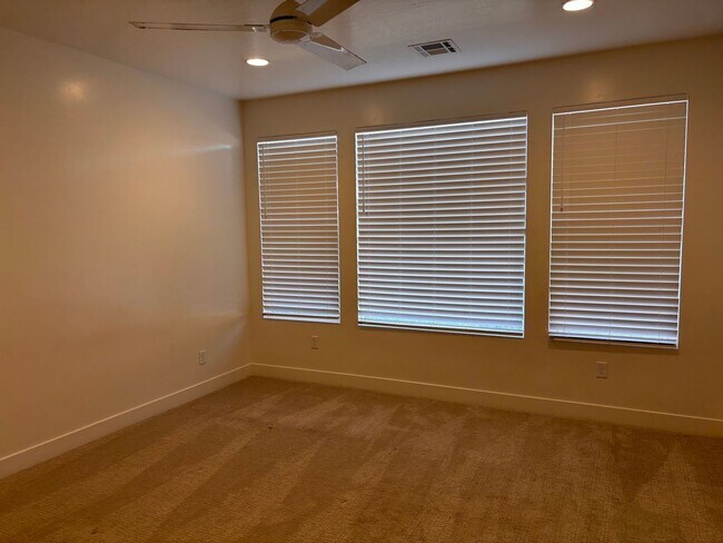 Building Photo - 3 bed plus office / 2.5 bath / 3 car Singl...