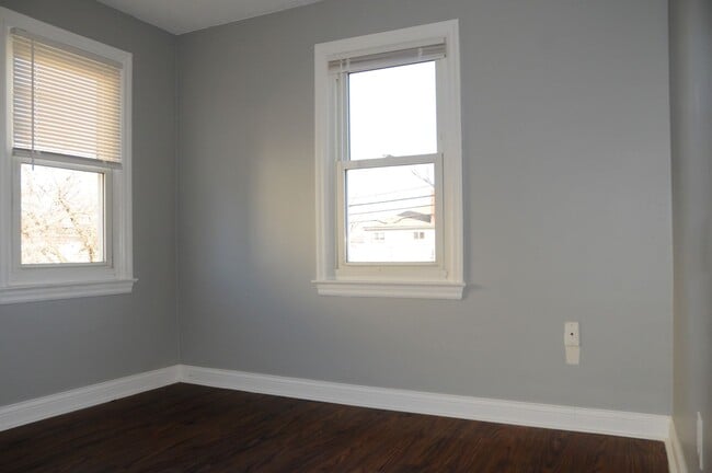 Building Photo - 924 S Harris Ave