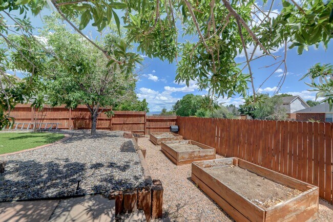 Building Photo - Fully Furnished 3-Bedroom Home Near Petroglyph Monument