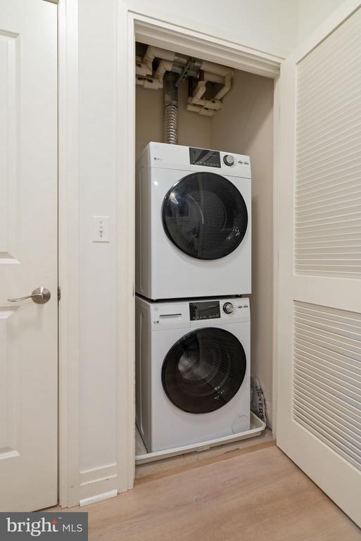 Building Photo - 8220 Crestwood Heights Dr