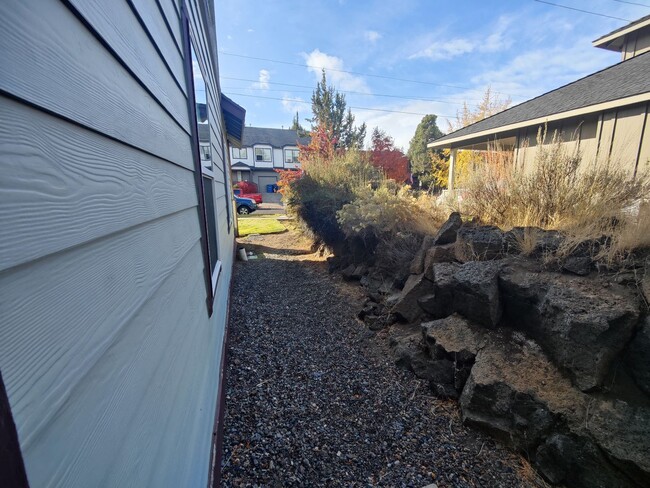 Building Photo - Spacious 3 bedroom 2.5 Bath Townhouse with...
