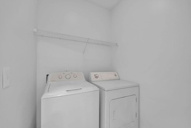 Building Photo - 3 Bedroom Townhouse for Rent! Special Low Pricing