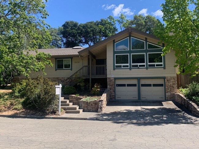 Building Photo - Updated 3 bedroom 2 bathroom Single Family...