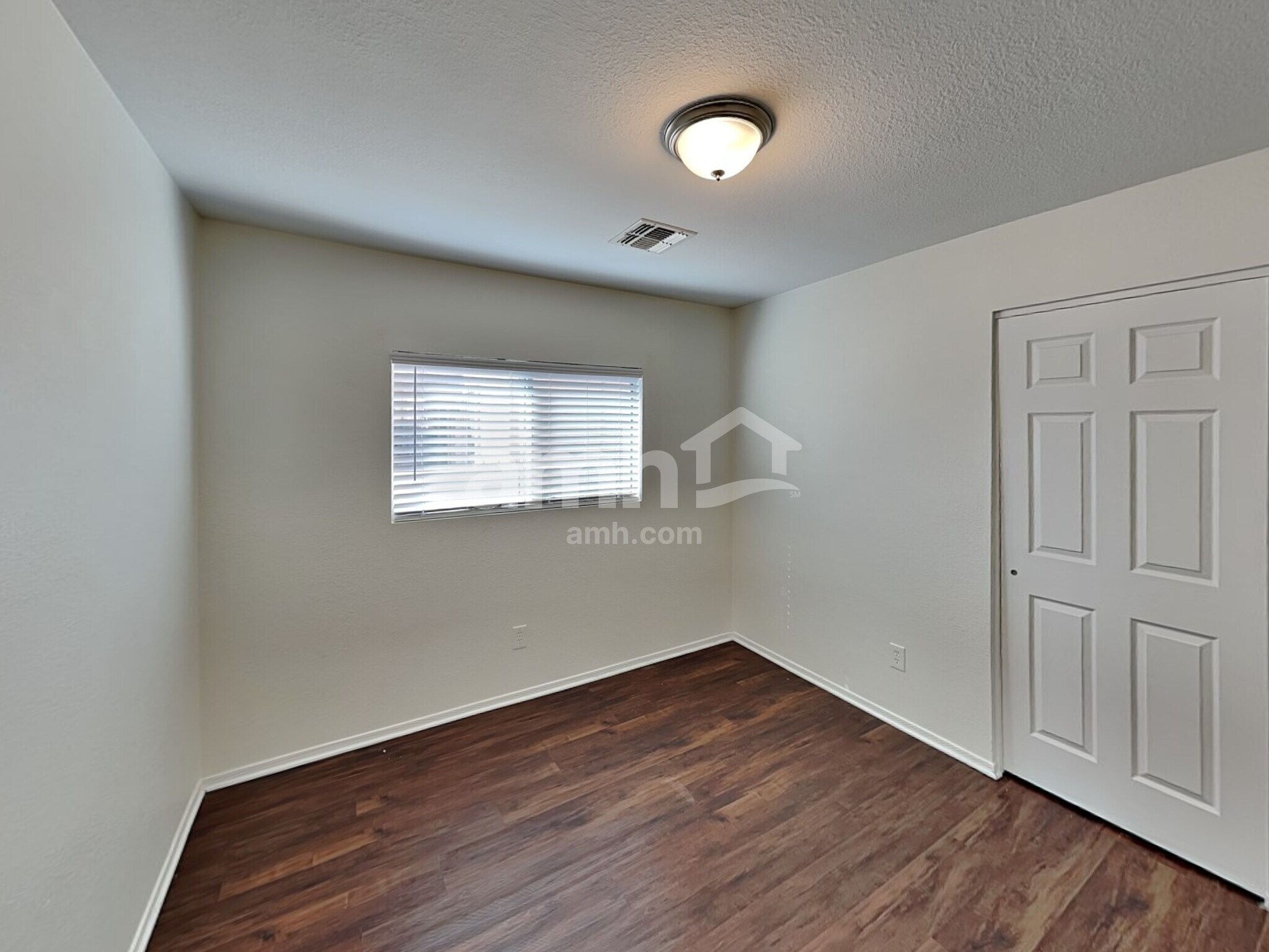 Building Photo - 286 E Mountain Alder St